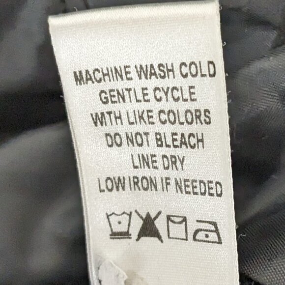 Women's "LAND 'N SEA" Black Casual, Stretch, Zip Capris; Size 8 - Picture 5 of 5